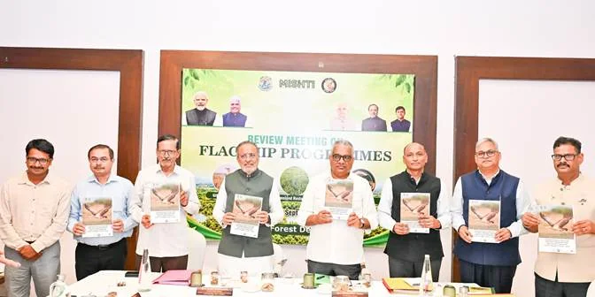 भुज में गुजरात एक्शन प्लान सहित दस्तावेज जारी करते अधिकारी